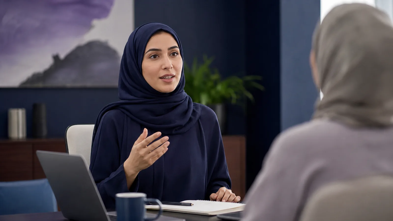 امرأة سعودية محجبة تعبّر عن رأيها خلال نقاش مهني